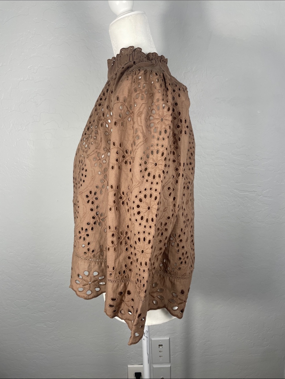 Jennifer & Grace Taupe Brown Eyelet Embroidered Cotton Blouse Size Large - Picture 5 of 10